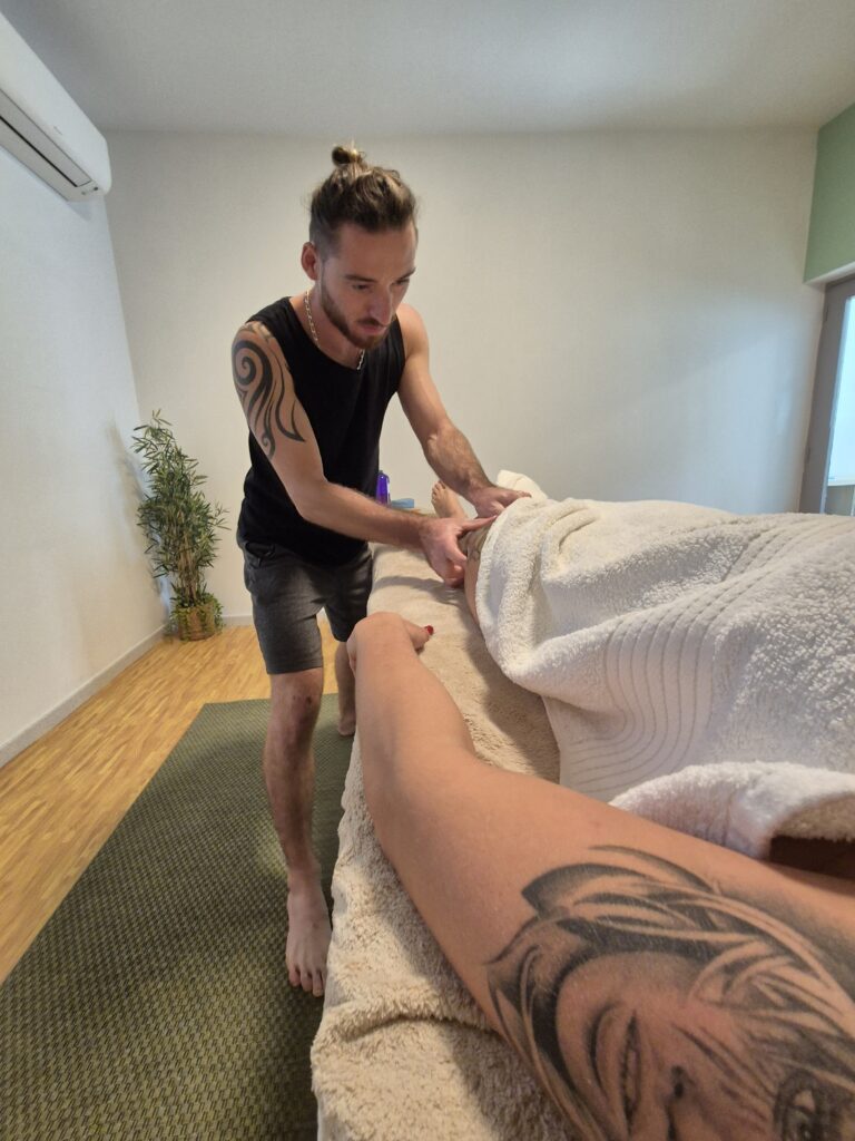 Massage bien-être réalisé par Corentin à Lagnes, aux portes du Luberon