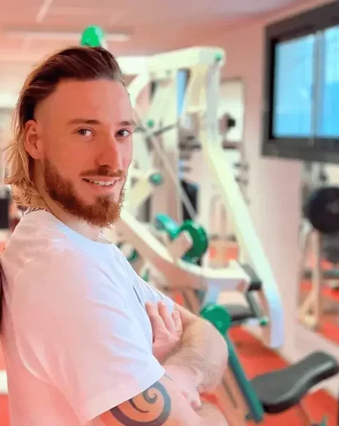 Corentin, masseur et coach sportif au salon 2M Studio à Lagnes qui prend la pose de présentation