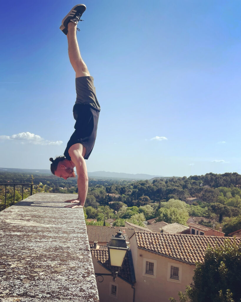 Corentin, masseur et professionnel de l’équilibre, réalise un handstand à Château-Neuf de Gadagne
