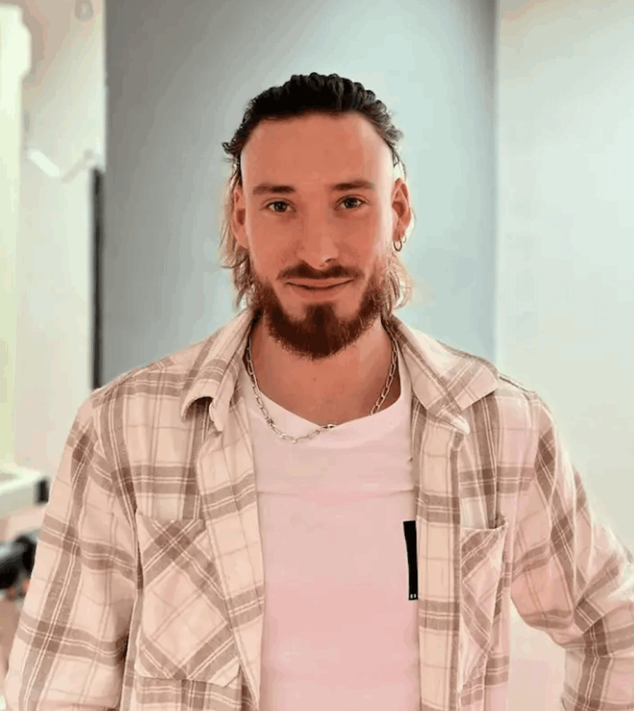 Corentin, masseur au salon 2M Studio à Lagnes, près de L’Isle-sur-la-Sorgue, prenant une pose de présentation