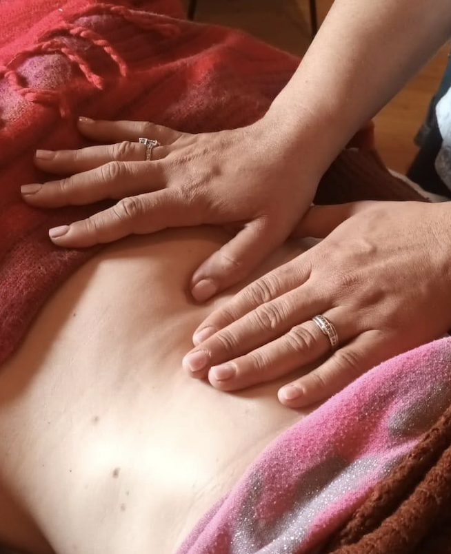 Cynthia posant ses mains sur le ventre pour un massage Qi Nei Tsang au salon 2M Studio à Lagnes, proche de L’Isle-sur-la-Sorgue