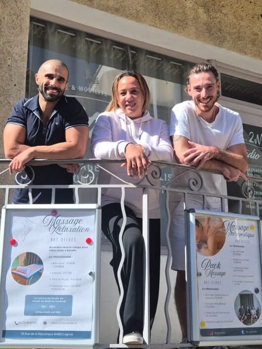 L’équipe de masseurs du 2M Studio pose devant la vitrine du salon de bien-être