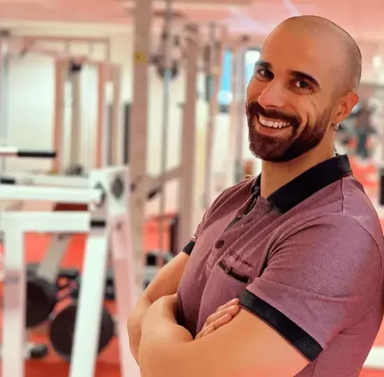 Max, masseur et coach sportif, pose pour sa photo de présentation au 2M Studio.