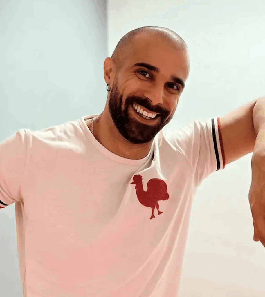 Max, masseur et coach sportif souriant, posant pour la présentation au 2M Studio à Lagnes, près du Luberon