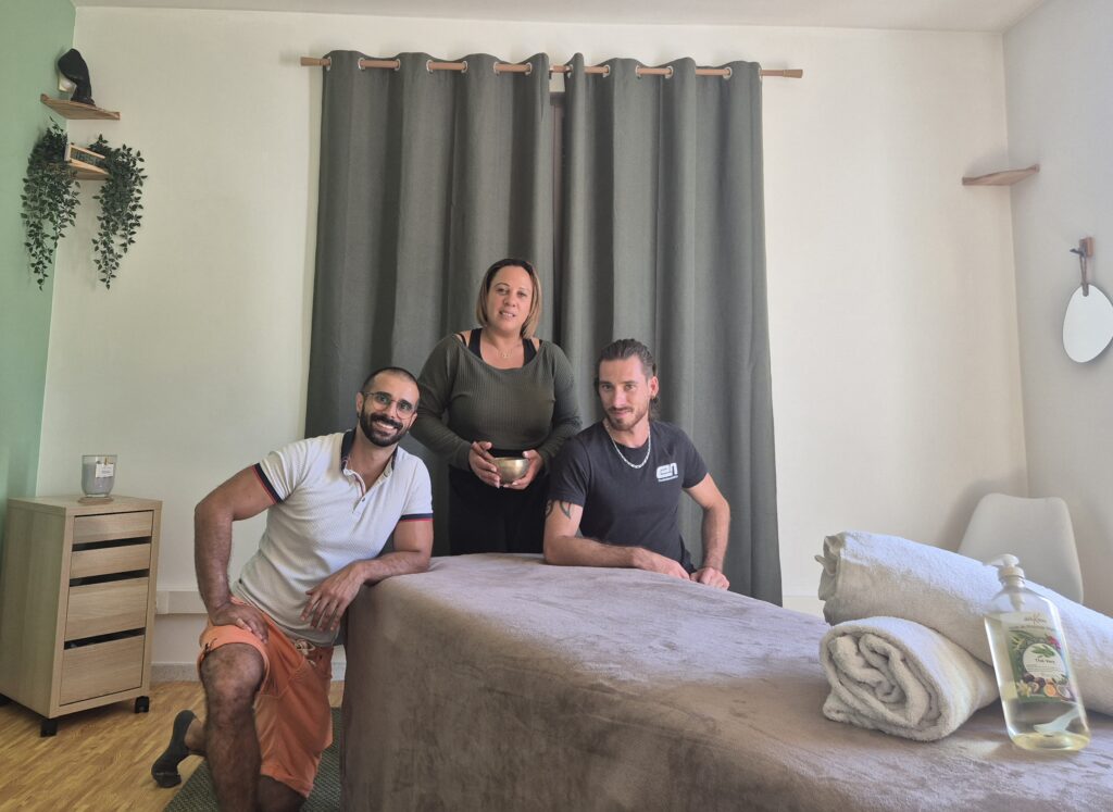 Les trois masseurs posent dans la salle de soin du 2M Studio à Lagnes