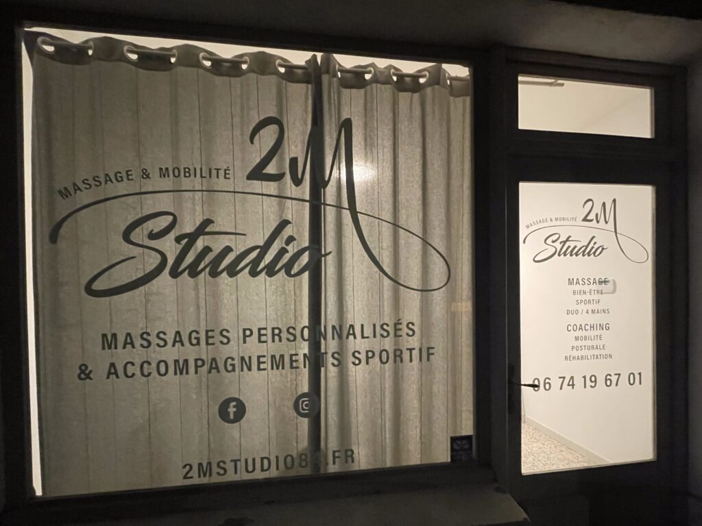 geVitrine éclairée du salon 2M Studio à Lagnes, proche de L’Isle-sur-la-Sorgue